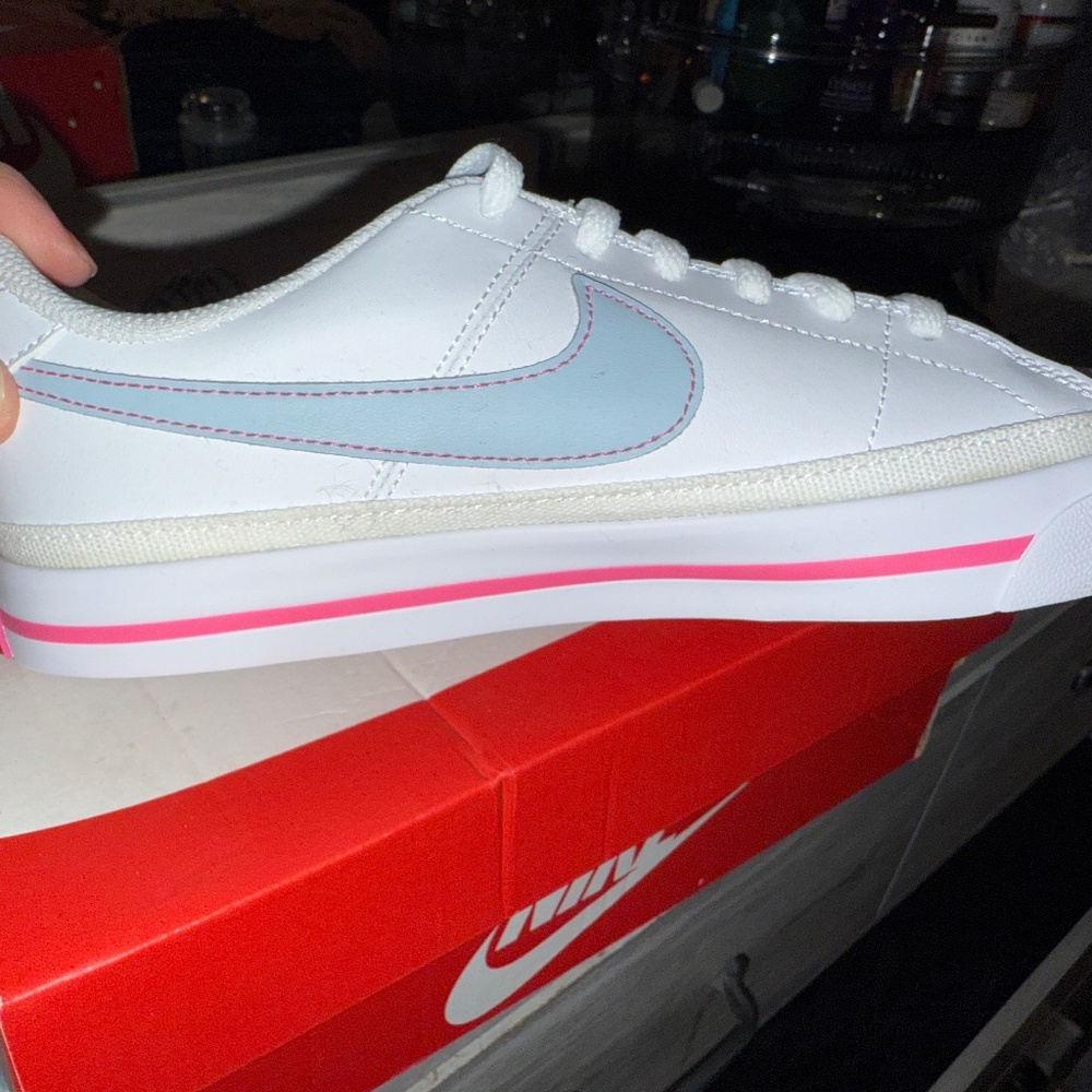 Kids Nike size 5 women’s 6.5